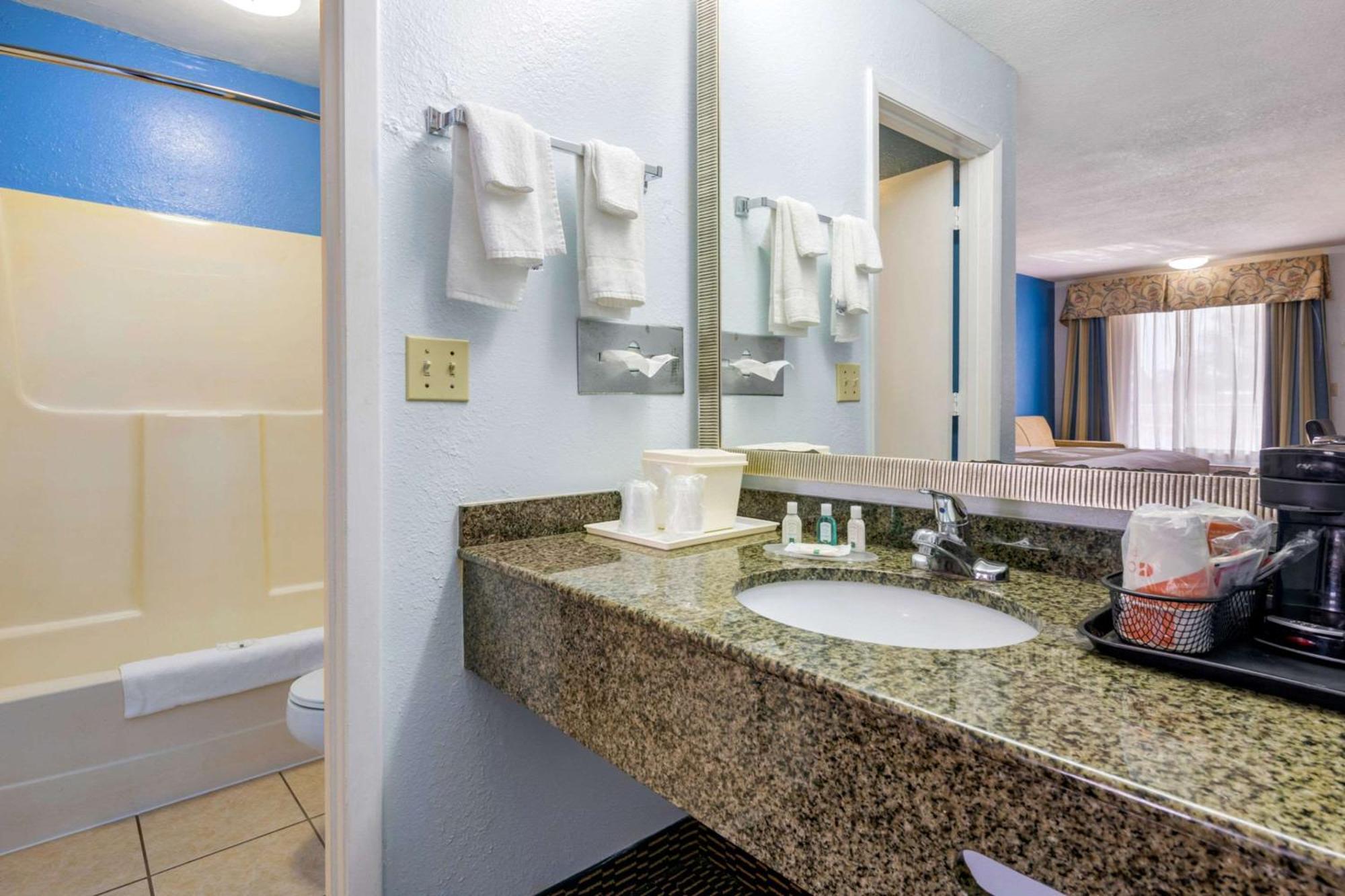 Quality Inn Sarasota North Near Lido Key Beach Zewnętrze zdjęcie